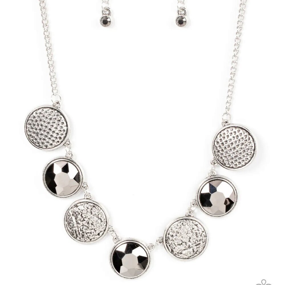 Paparazzi Jewelry Accessories - Urban Elite - Silver Necklace - Vintage - Picture 5 of 6